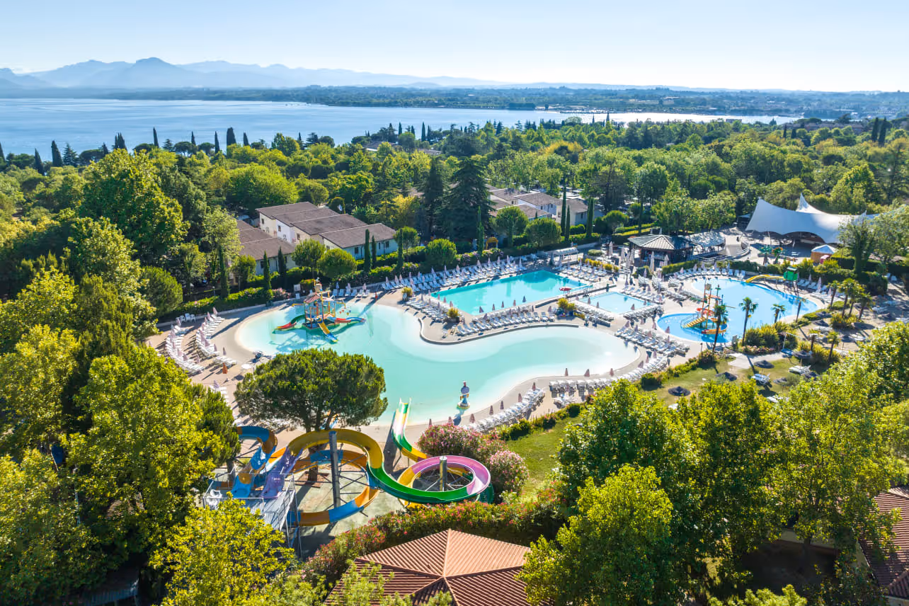 Luchtfoto van het aquapark met lagunebaden en glijbanen van Camping Bella Italia