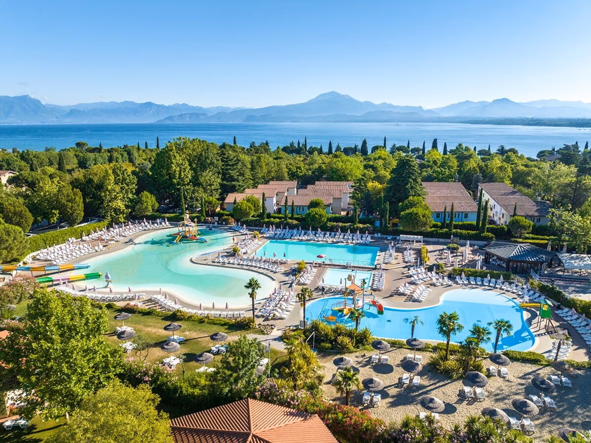 Panoramische luchtfoto van het zwembadcomplex van Camping Bella Italia aan het Gardameer