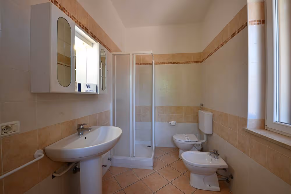 Badkamer met douche in een appartement van Camping Bella Italia