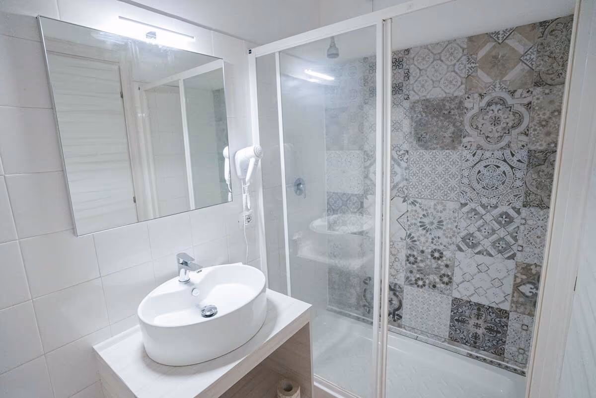 Moderne badkamer met inloopdouche in bungalow Oleandro op Camping Bella Italia