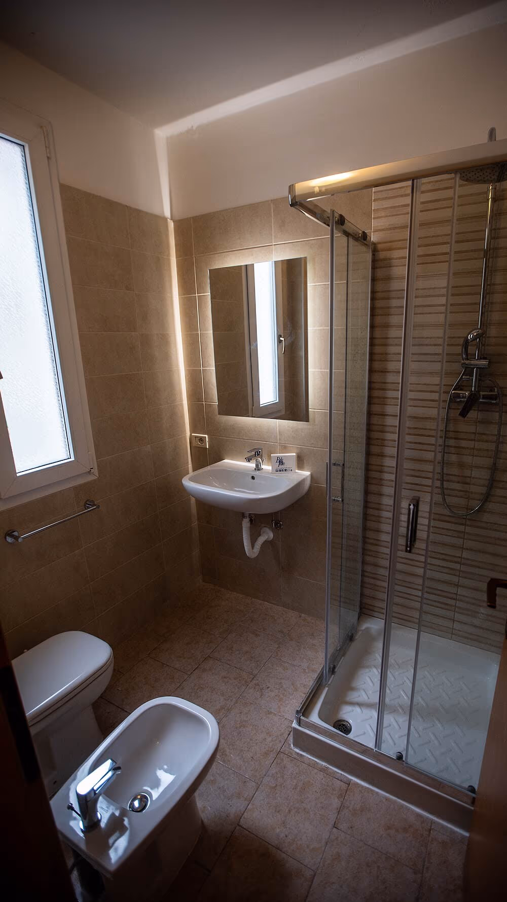 Badkamer met douche in appartement Primula op Camping Bella Italia