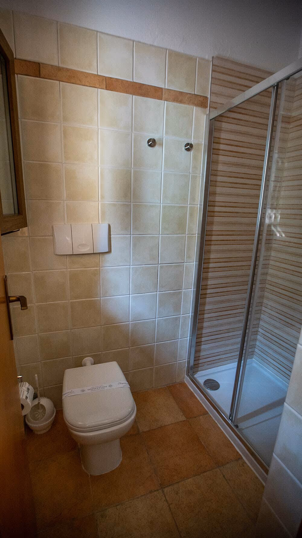 Badkamer met douche en toilet in appartement Verbena op Camping Bella Italia