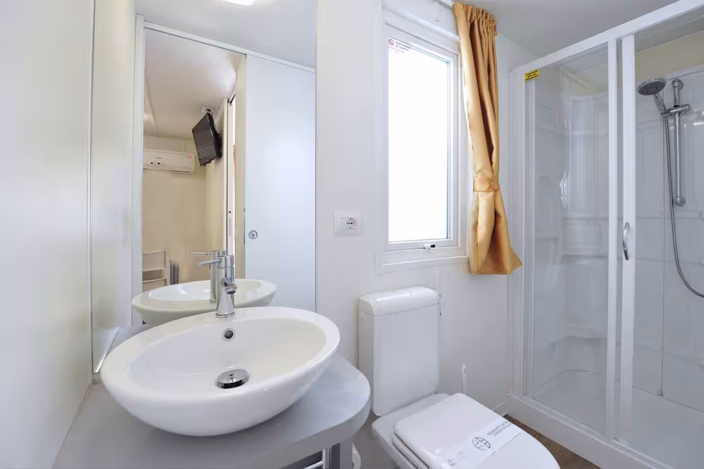 Badkamer in een mobile home op Camping Bella Italia