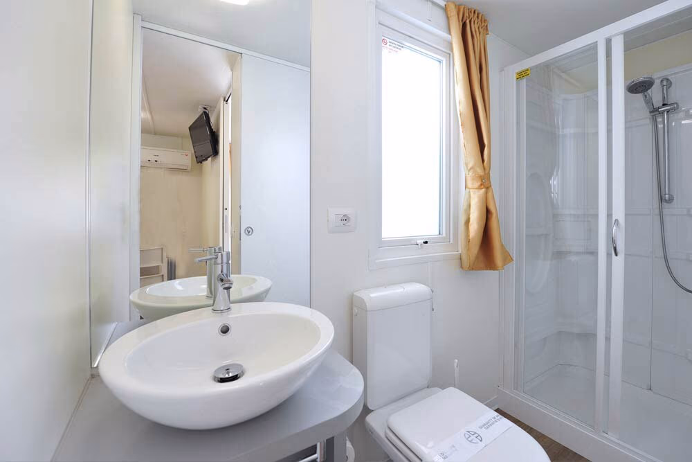 Badkamer in een mobile home op Camping Bella Italia