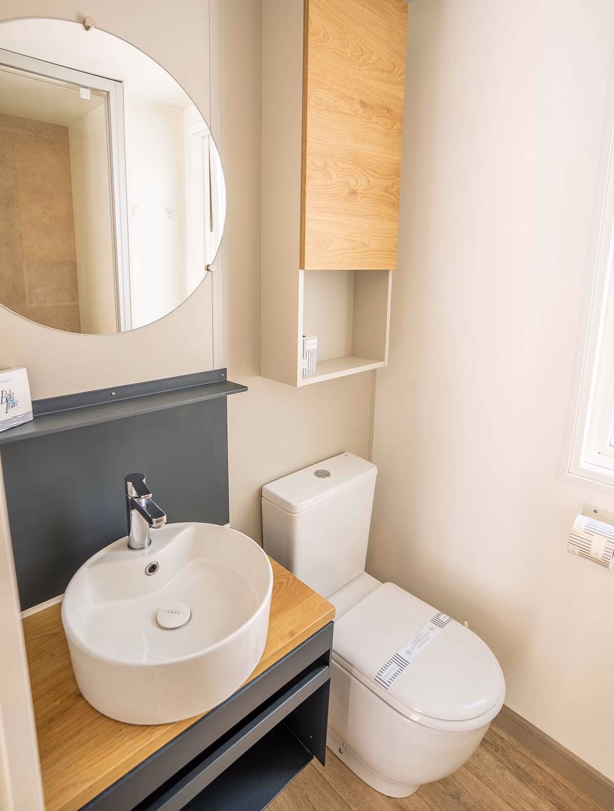 Compacte badkamer met douche in een stacaravan van Camping Bella Italia