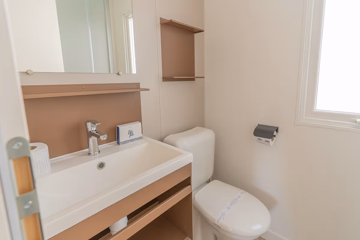 Badkamer met douche in een stacaravan van Camping Bella Italia