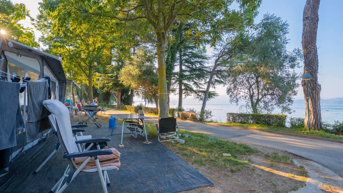 Caravan op een schaduwrijke kampeerplaats van Camping Bella Italia