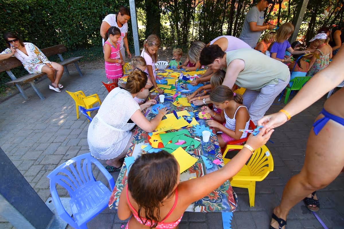 Kinderen werken samen aan een grote creatieve activiteit op Camping Bella Italia