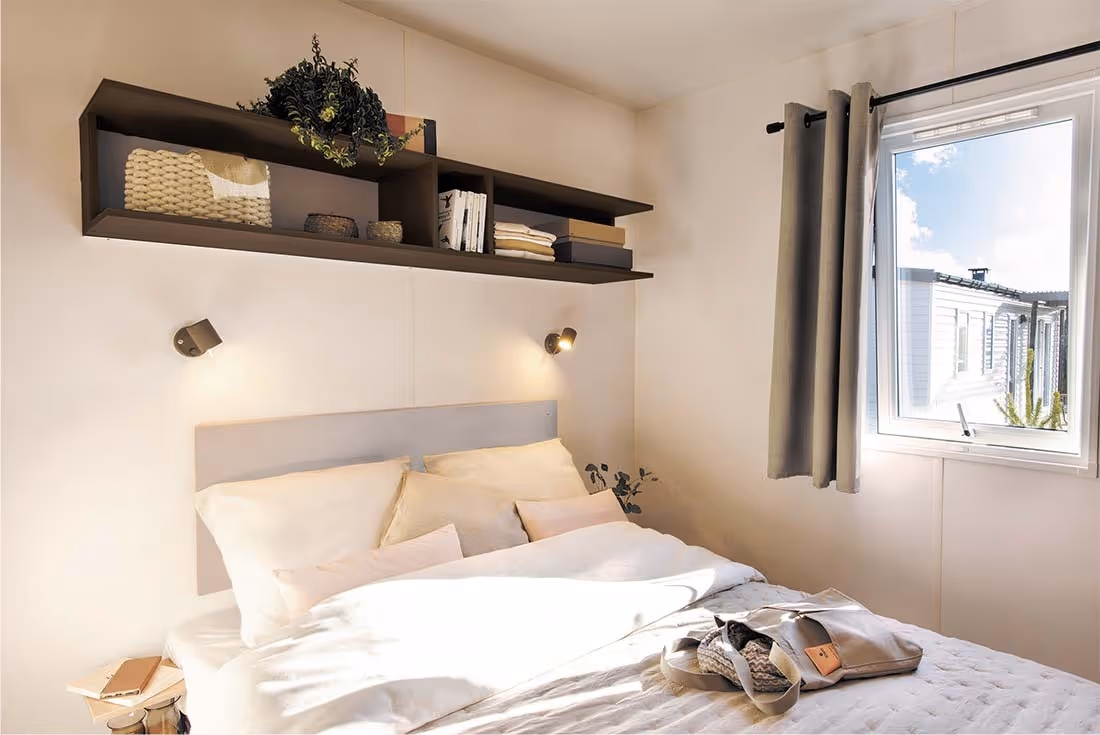 Lichte hoofdslaapkamer van stacaravan Dalia op Camping Bella Italia in Peschiera del Garda