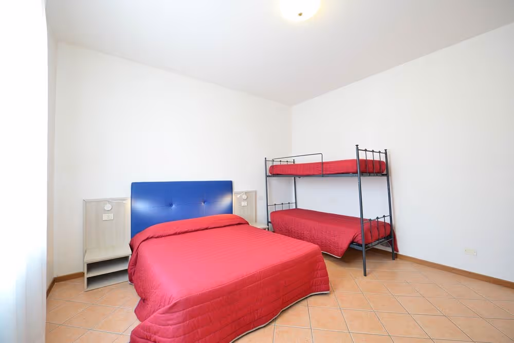 Familieslaapkamer met meerdere bedden in een appartement op Camping Bella Italia
