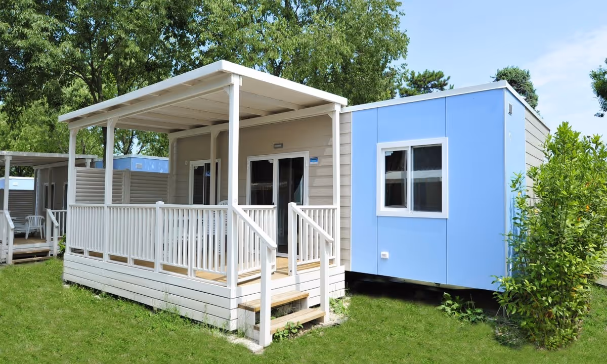 Girasole Suite met witte veranda op Camping Bella Italia