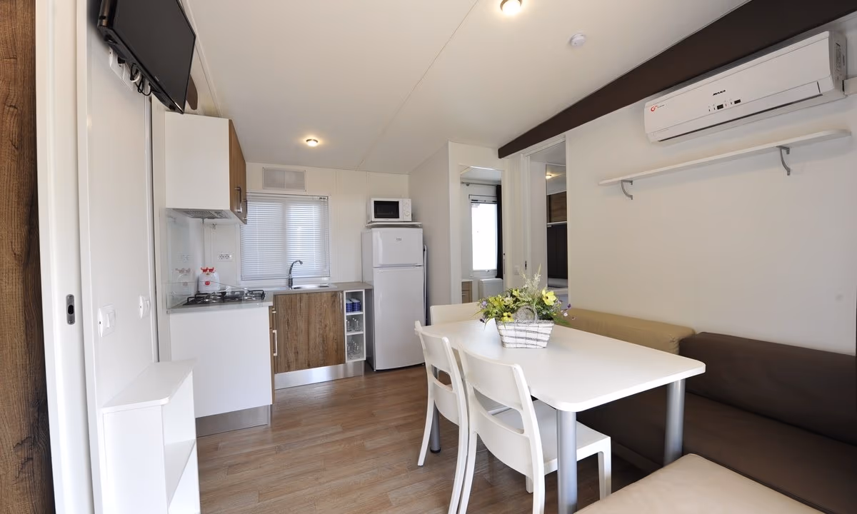 Moderne woonkamer en keuken van de Girasole Suite op Camping Bella Italia