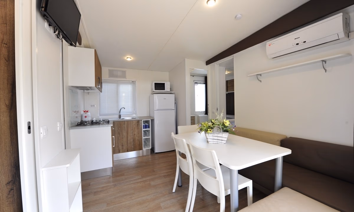 Woonkamer van een suite-stacaravan op Camping Bella Italia