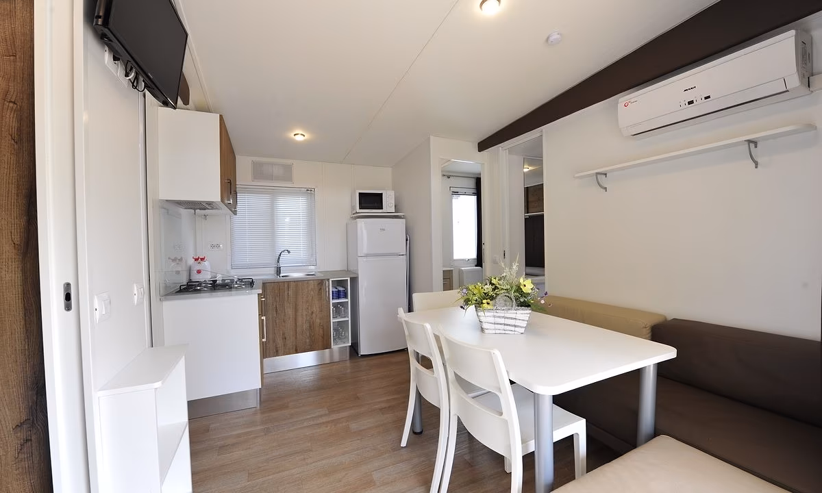 Moderne woonkamer en keuken van de Girasole Suite op Camping Bella Italia