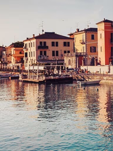 Kleurrijke gevels langs de haven van Peschiera del Garda op loopafstand van Camping Bella Italia
