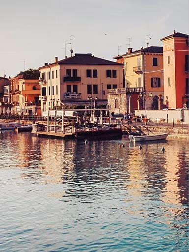 Kleurrijke gebouwen langs de haven van Peschiera del Garda, op loopafstand van Camping Bella Italia