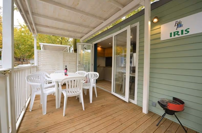 Veranda van stacaravan Iris met eettafel op Camping Bella Italia