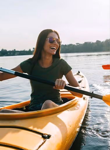 Vrouw in een kajak op het Gardameer voor Camping Bella Italia