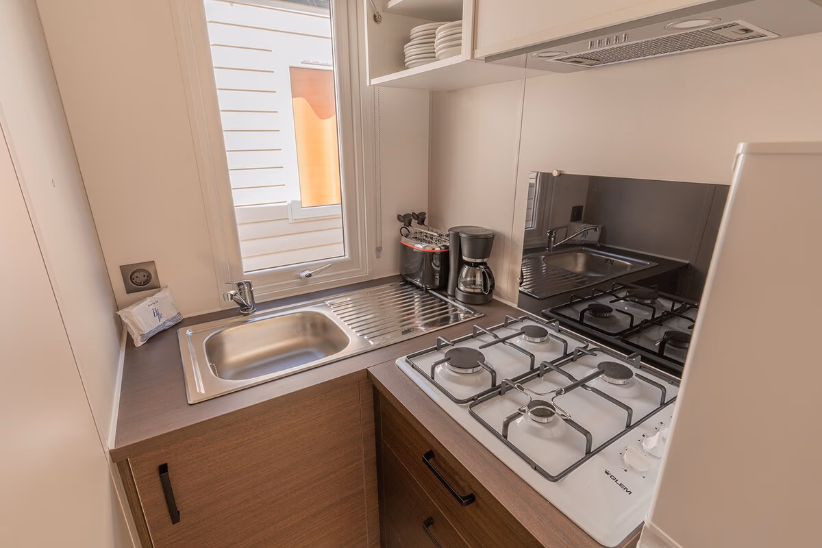 Volledig uitgeruste keuken in een stacaravan van Camping Bella Italia