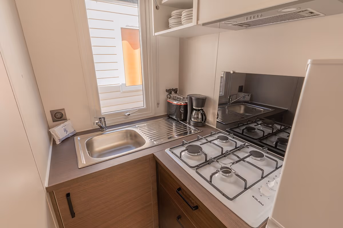 Volledig uitgeruste keuken in een stacaravan van Camping Bella Italia