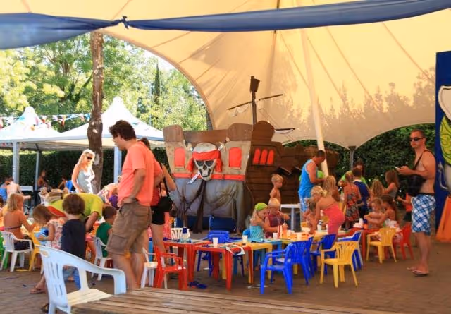 Kinderen en begeleiders tijdens een activiteit van de kidsclub op Camping Bella Italia