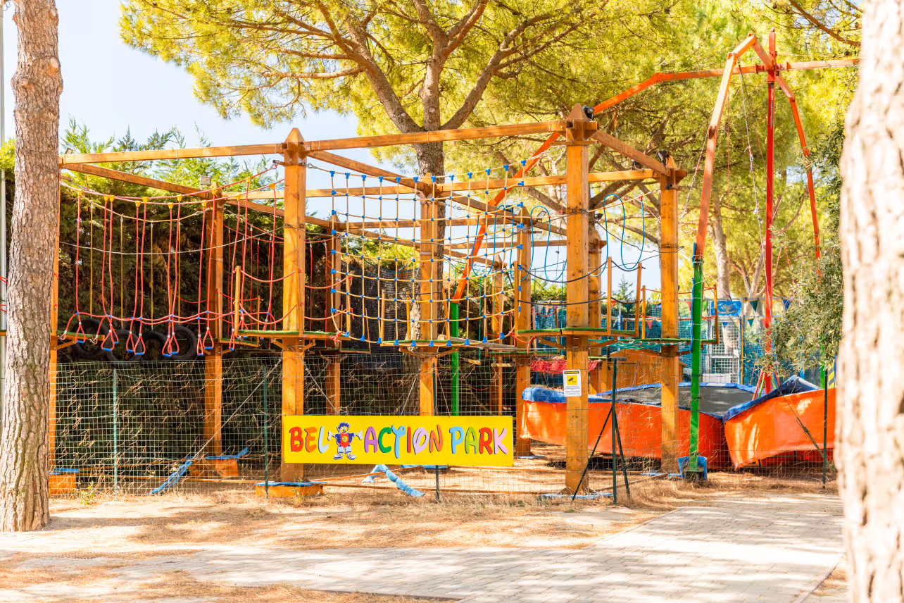 Kinderklimpark met touwbruggen tussen de bomen op Camping Bella Italia