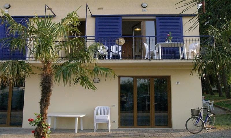 Buitenkant van appartement Lavanda met balkon en terras op Camping Bella Italia