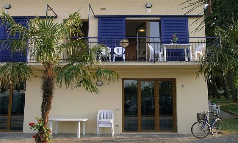 Buitenkant van appartement Lavanda met balkon en terras op Camping Bella Italia