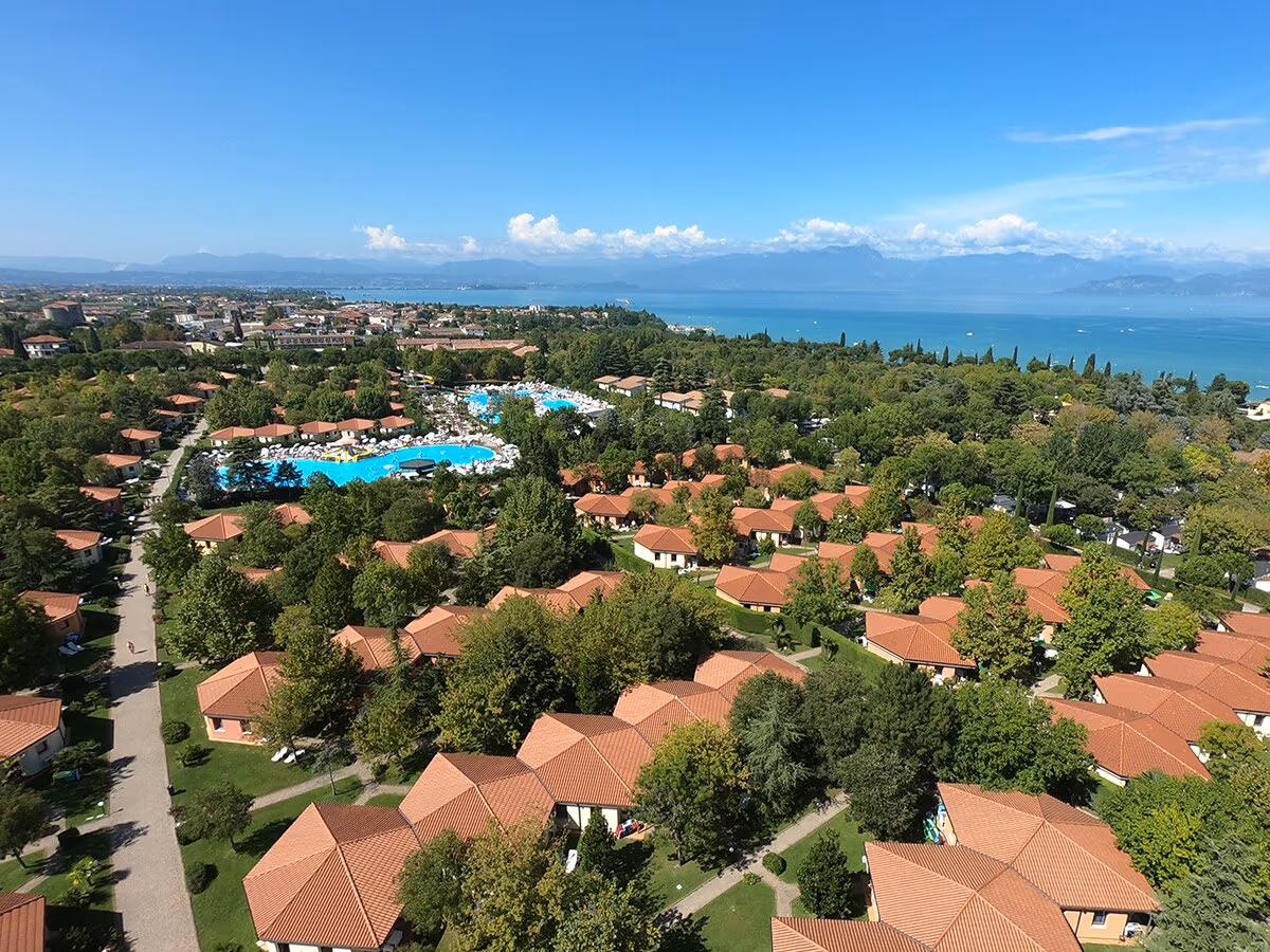 Camping Bella Italia vanuit de lucht, met het terrein tussen het Gardameer en Peschiera del Garda