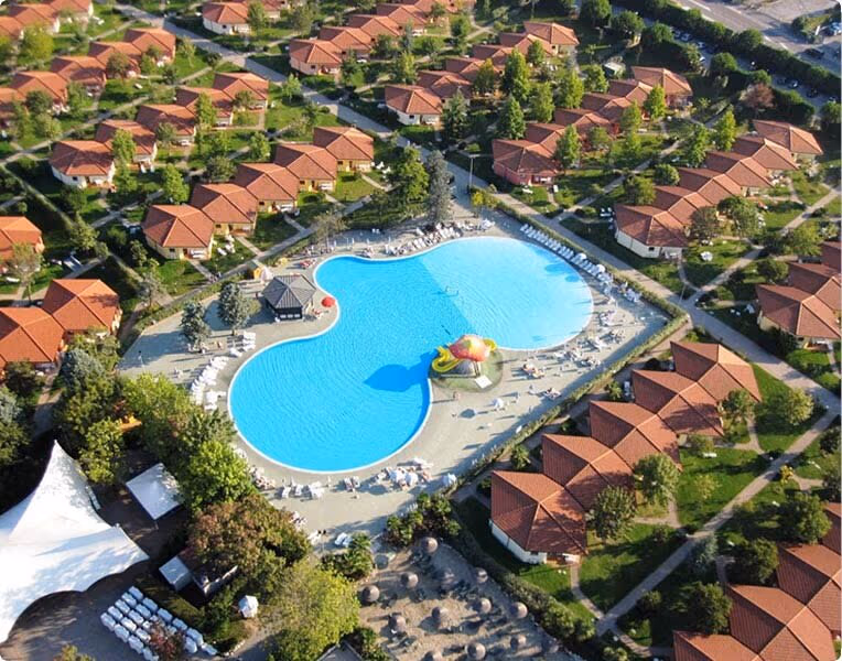 Luchtfoto van het aquapark en de vakantiehuizen van Camping Bella Italia aan het Gardameer
