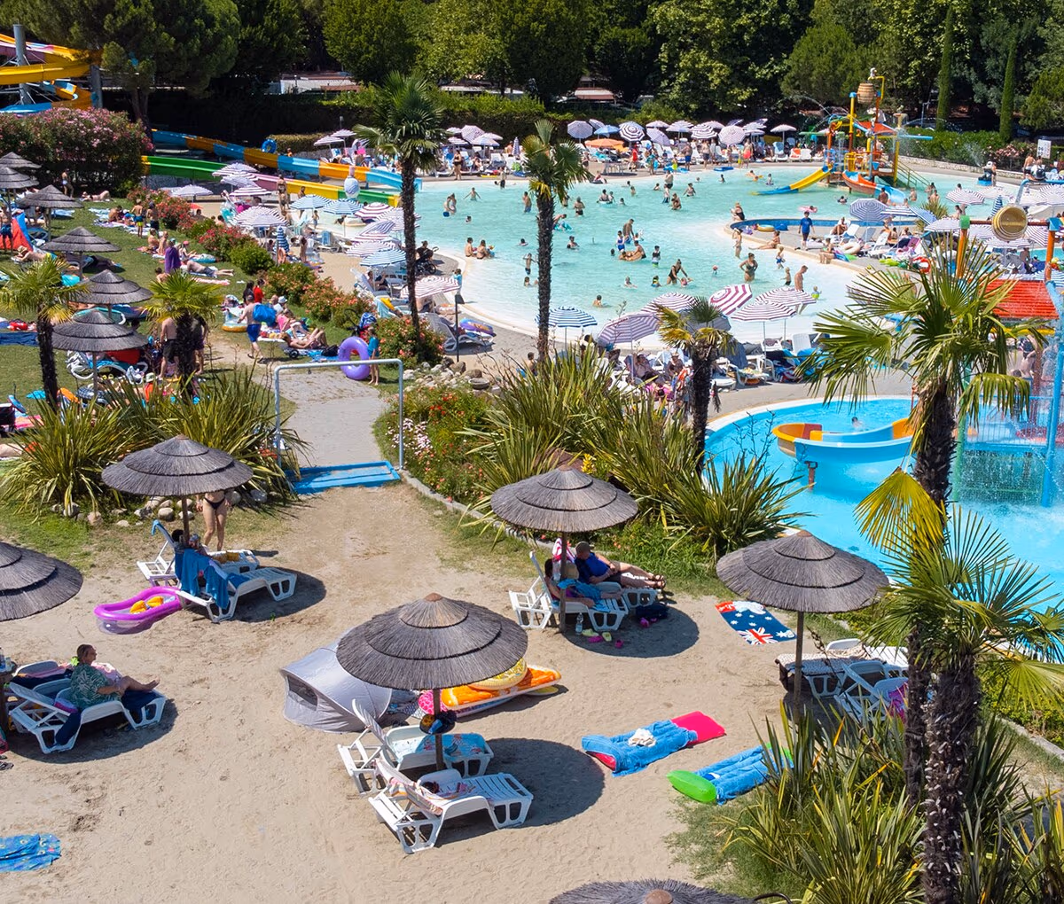 Luchtfoto van het aquapark met zwembaden, parasols en ligbedden op Camping Bella Italia