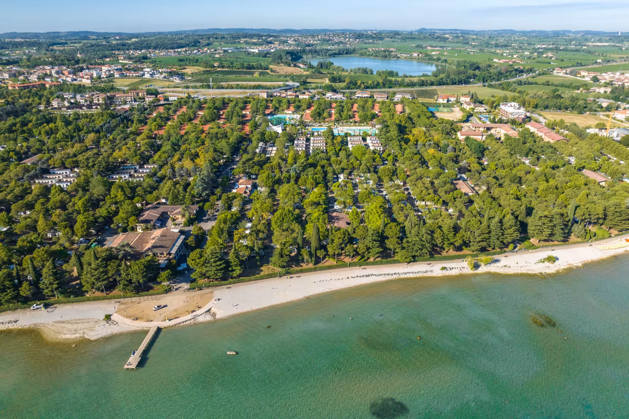 Overzicht vanuit de lucht van het terrein van Camping Bella Italia langs het Gardameer