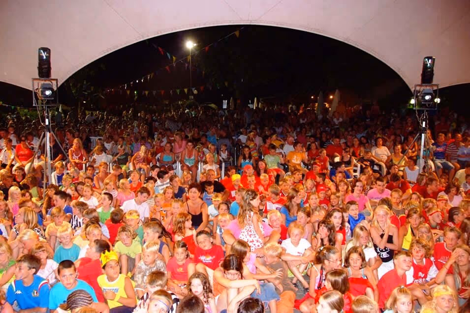 Vol publiek bij een avondshow in de openlucht op Camping Bella Italia in Peschiera del Garda