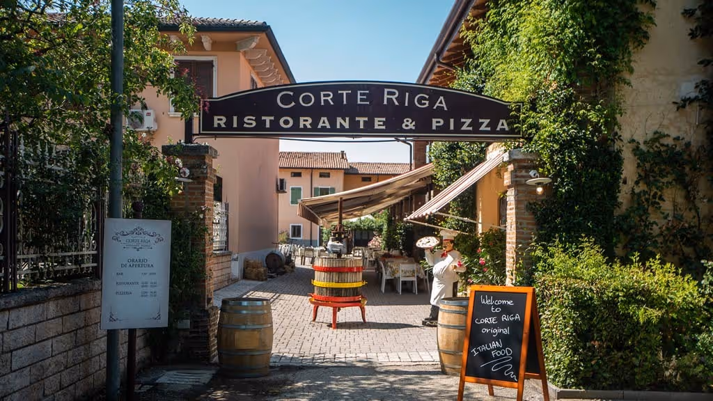 Entree van restaurant en pizzeria Corte Riga op Camping Bella Italia