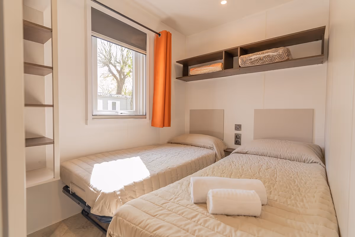 Slaapkamer met twee losse bedden in een stacaravan op Camping Bella Italia