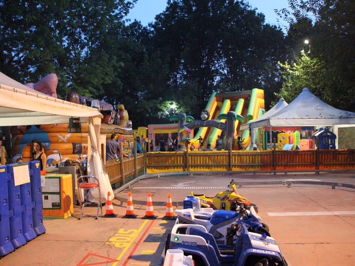 Speelpark met springkussens en kinderattracties in de avond op Camping Bella Italia
