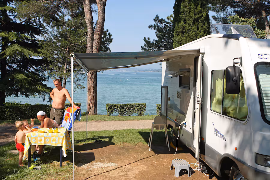Camper op een staanplaats direct aan het Gardameer op Camping Bella Italia