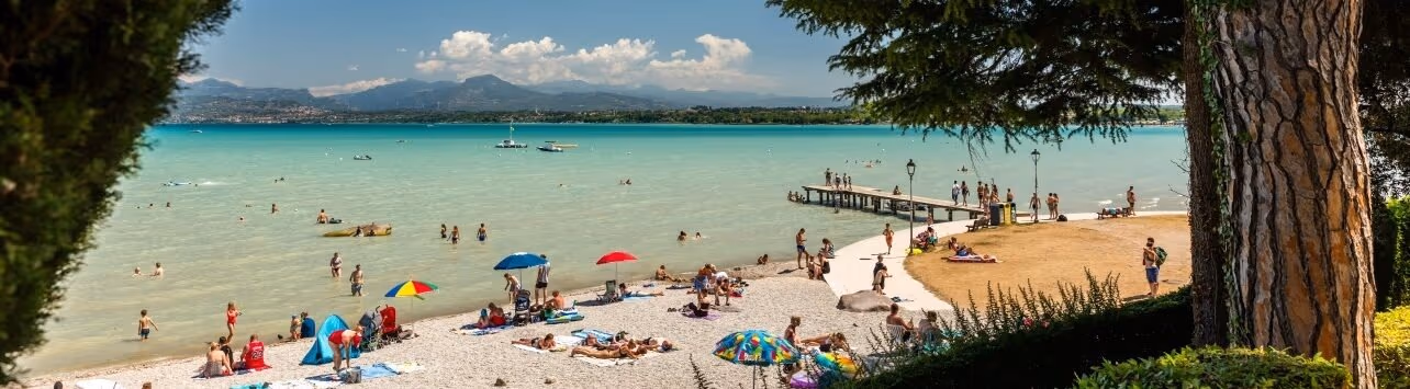 Panoramisch uitzicht op het strand van Camping Bella Italia en het Gardameer