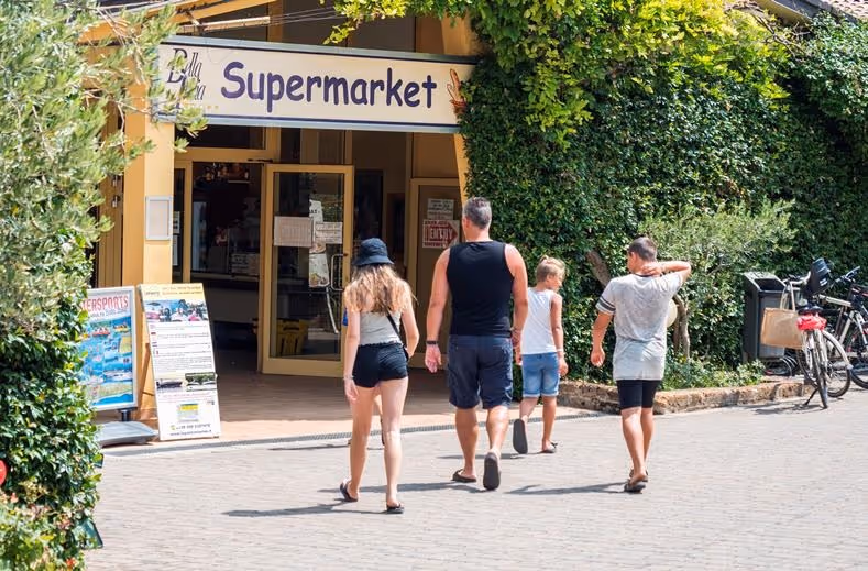 Entree van de supermarkt van Camping Bella Italia in Peschiera del Garda