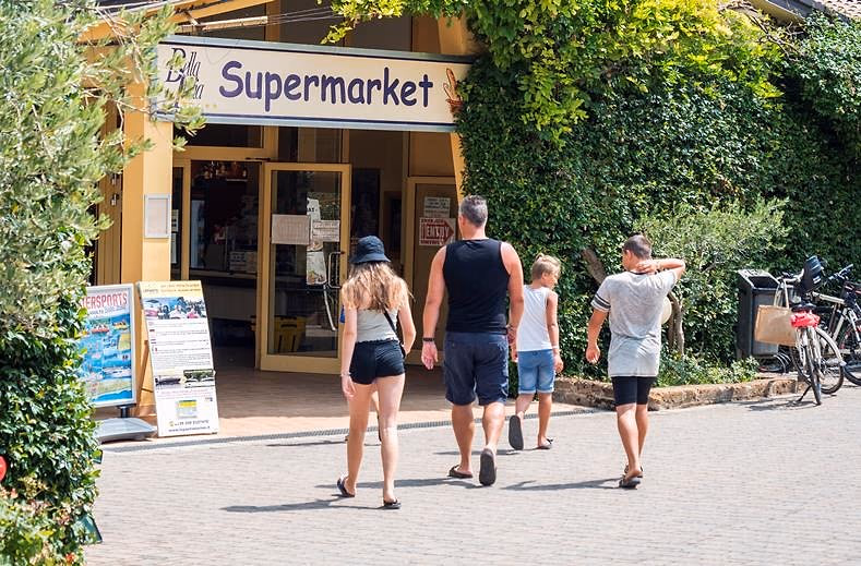 Entree van de supermarkt van Camping Bella Italia in Peschiera del Garda