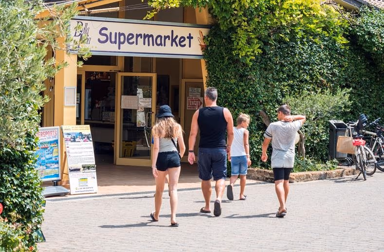 Ingang van de campingsupermarkt van Camping Bella Italia aan het Gardameer