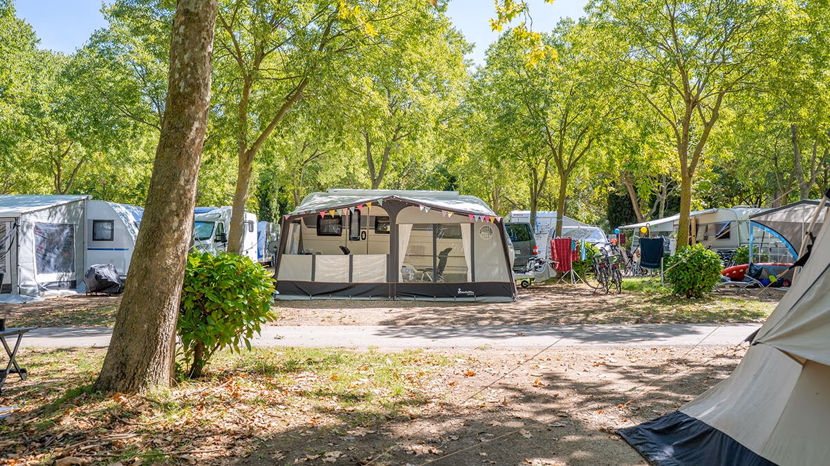 Tent en caravan op een schaduwrijke plaats van Camping Bella Italia