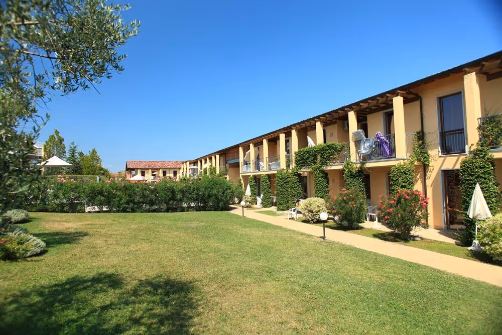 Tuin met beplanting bij de appartementen van Camping Bella Italia