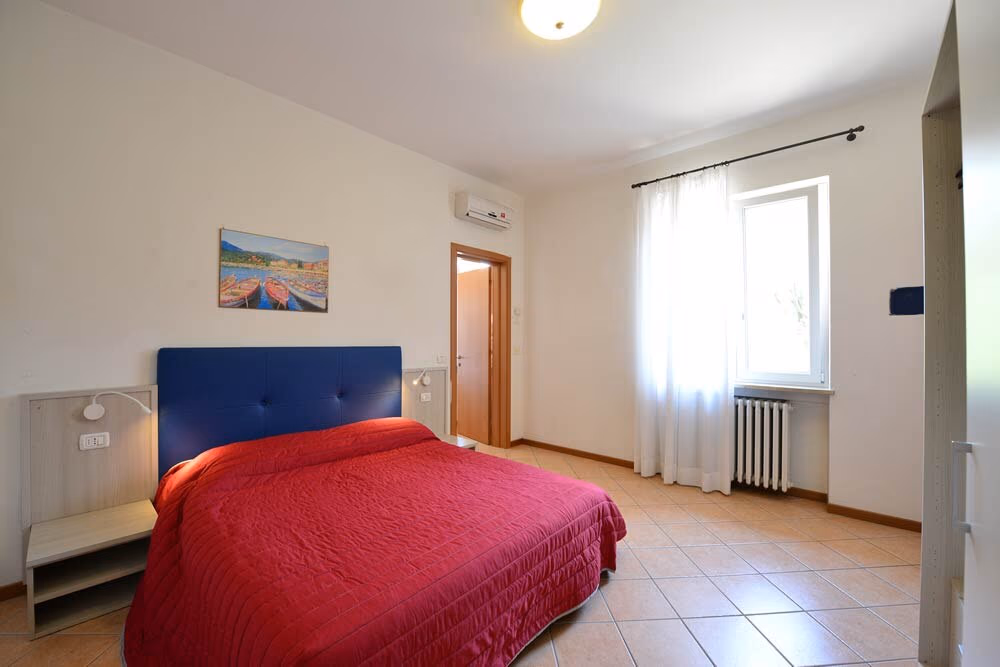 Tweepersoonsslaapkamer in een appartement van Camping Bella Italia
