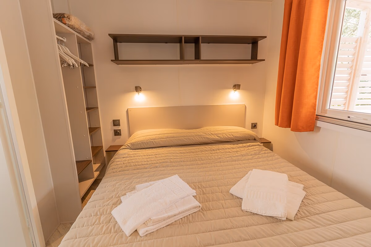 Tweepersoonsslaapkamer in een stacaravan van Camping Bella Italia