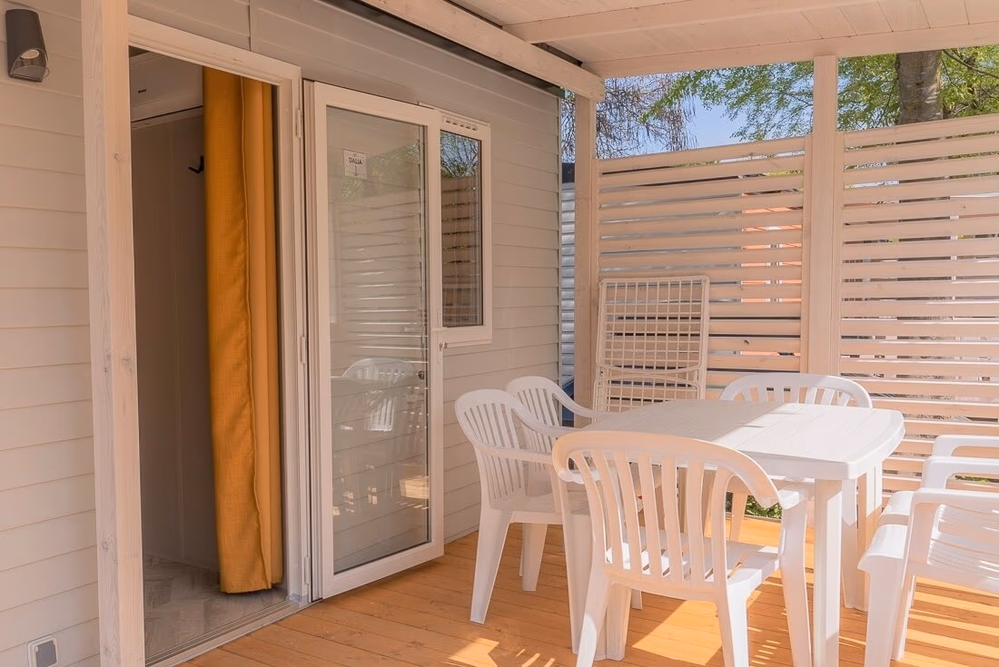 Overdekte veranda met tuinmeubels bij een stacaravan op Camping Bella Italia
