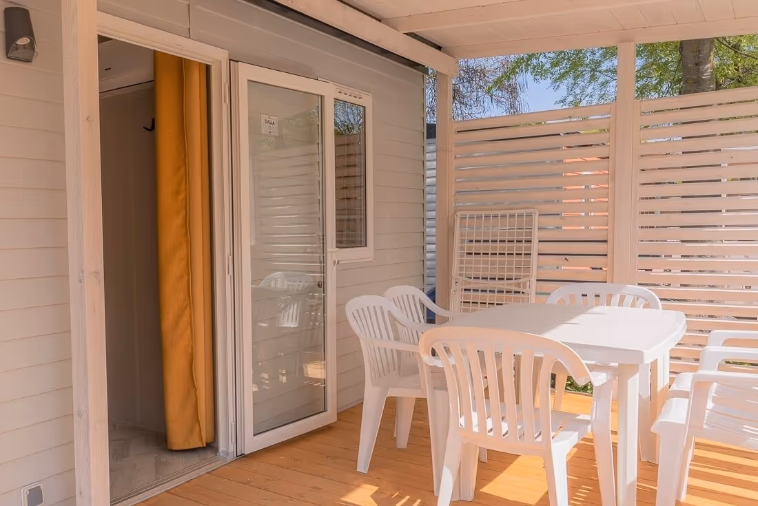 Overdekte veranda met tuinmeubels bij een stacaravan op Camping Bella Italia