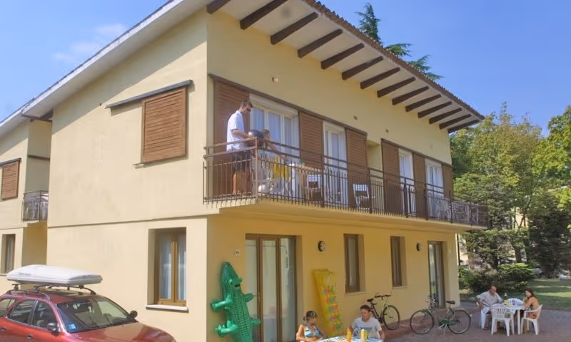 Buitenkant van een appartement met balkon op Camping Bella Italia