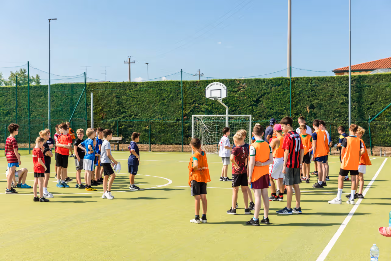 Jeugdteam verzameld op het multisport- en voetbalveld van Camping Bella Italia