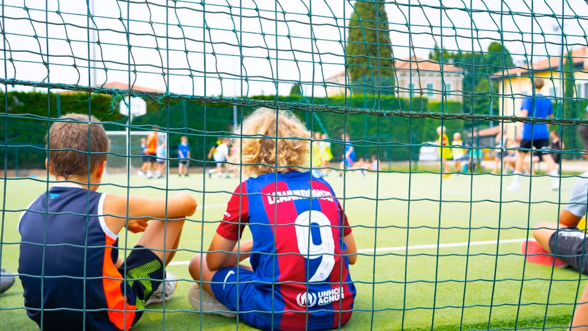 Vakantiegangers spelen volleybal op het sportveld van Camping Bella Italia